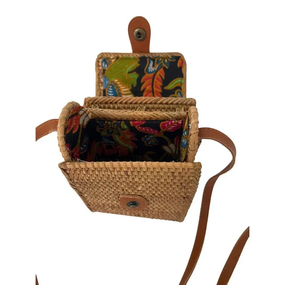 Rattan cross body brown bag with snap front. Size S
